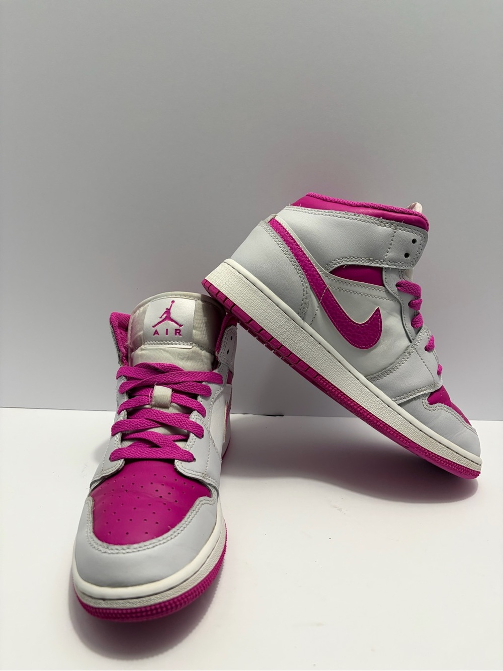 Nike Girls Size 4.5Y Mid-Top Sneakers in White and Hot Pink